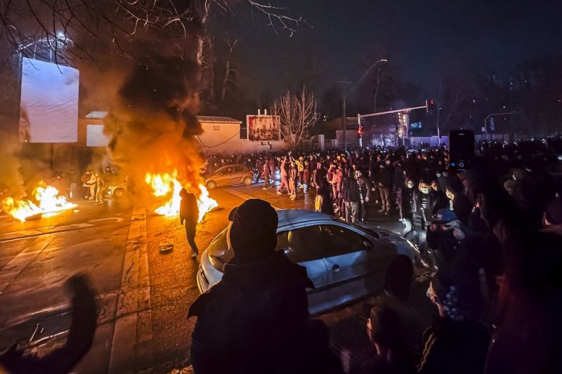 Iran ‘Prepared’ for War but Open to US Talks as Hundreds Reported Killed in Protests