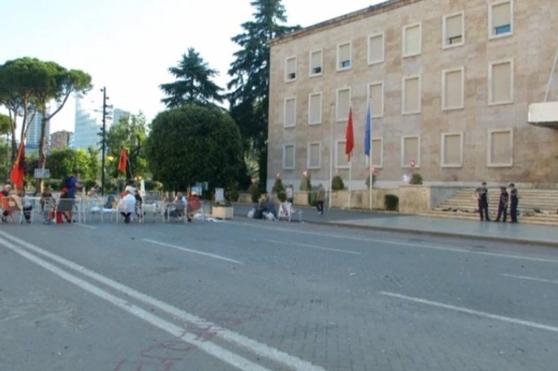 protesters-spend-night-outside-prime-minister-s-office-as-demonstration-enters-22nd-day-in-tirana