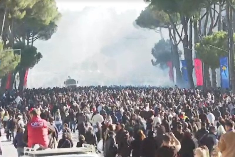 albania-student-protests-escalate-as-crowds-move-toward-prime-minister-s-office